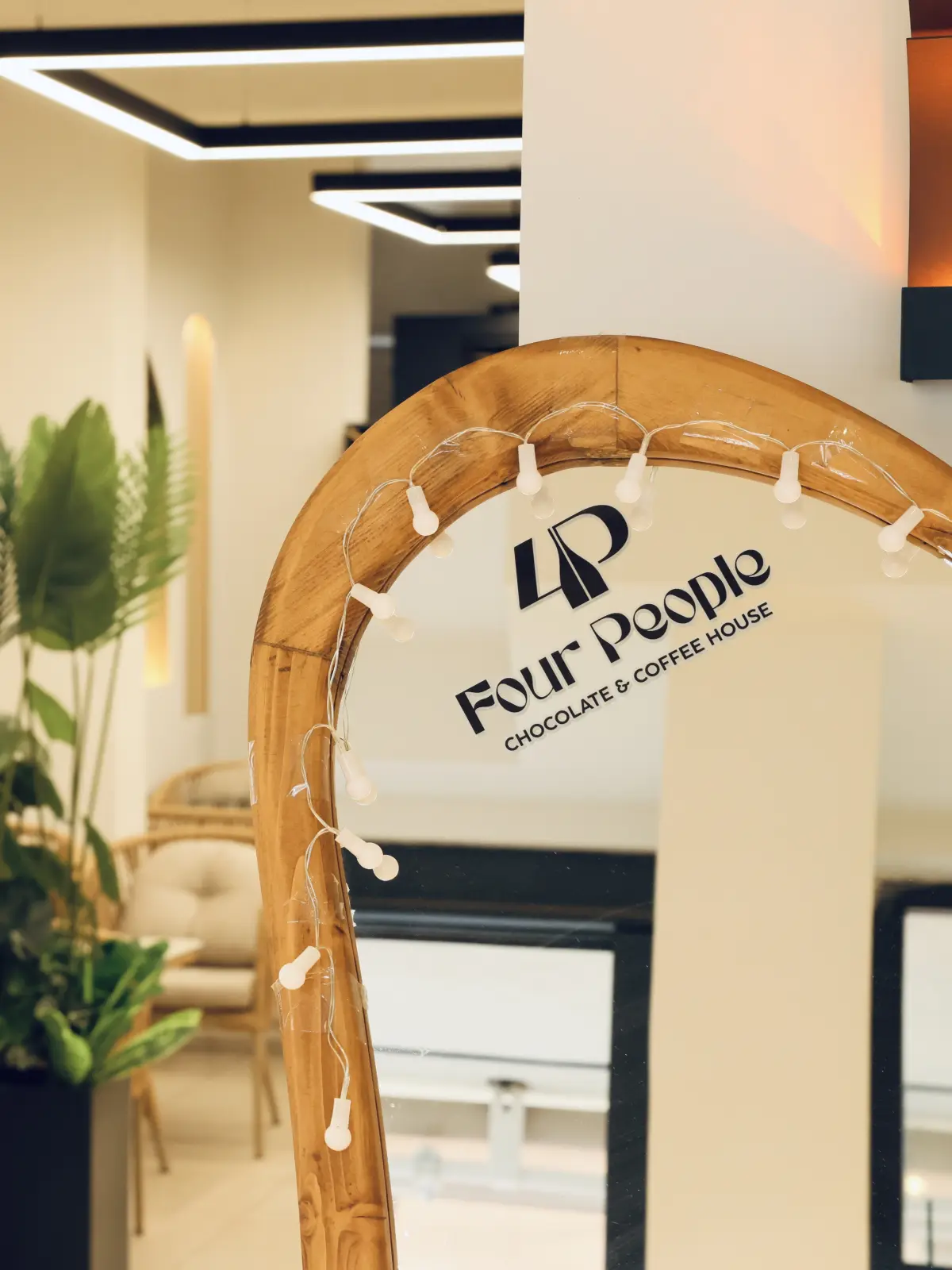 Four People logolu ahşap kemer ve ışıklar